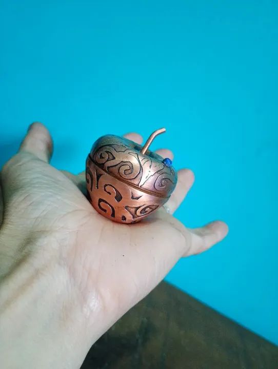 Antigo e delicado porta comprimidos em cobre em formato de maçã <br><br><br><br>4 cm  - Foto 4