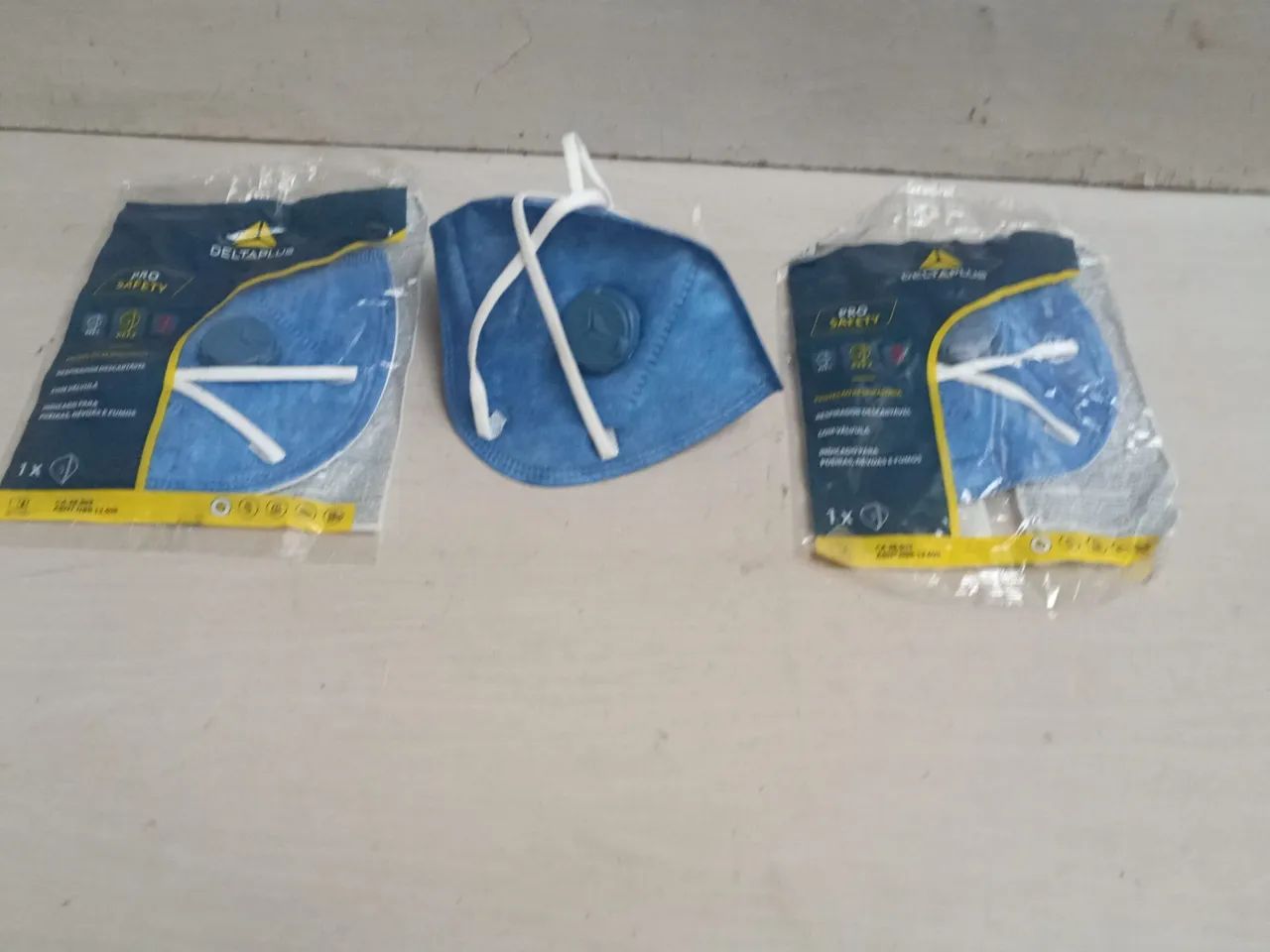 Special respirator mask with valve, suitable for painting and similar applications.