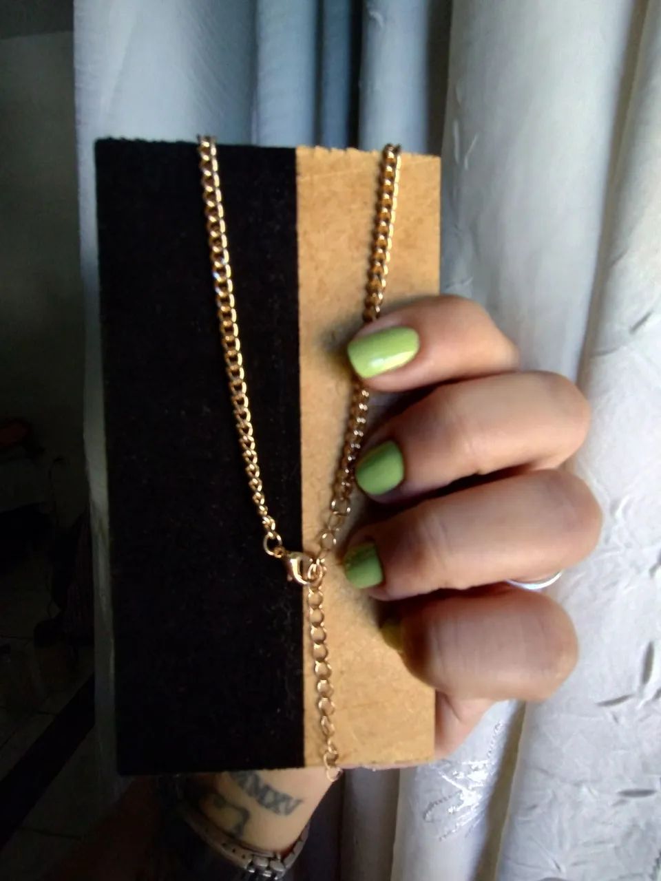 Gargantilha Choker Dourada com Pingente De Trevo  - Foto 2