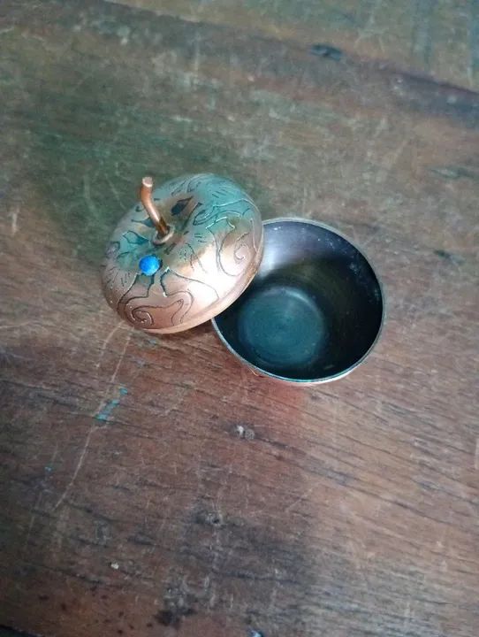 Antigo e delicado porta comprimidos em cobre em formato de maçã <br><br><br><br>4 cm  - Foto 2