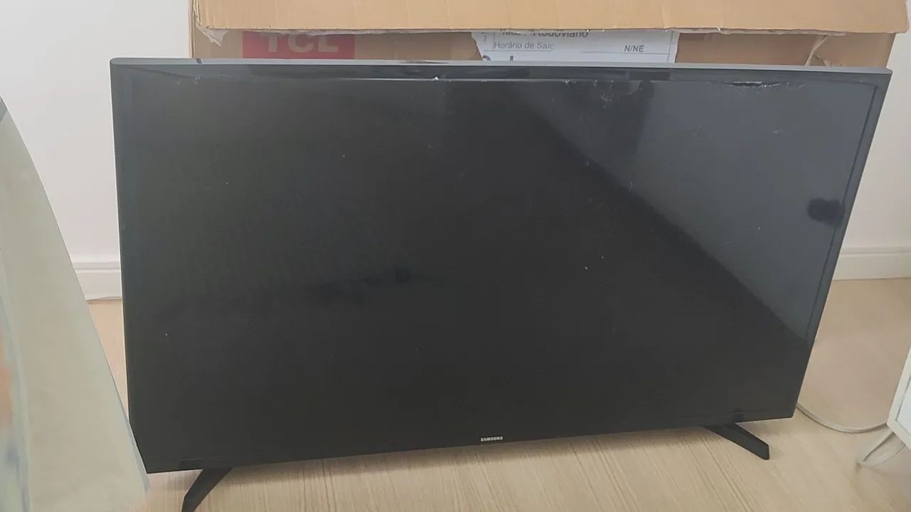 TV Samsung 40' com tela quebrada - para retirada de peças 