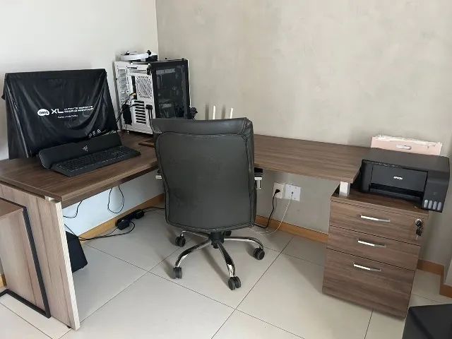 Mesa de escritorio em L