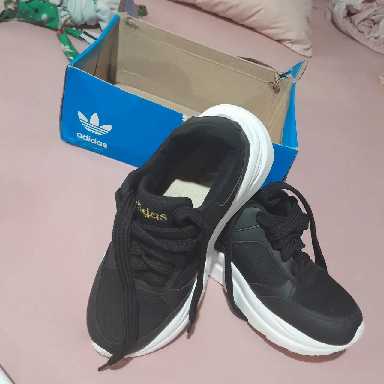 Tênis Adidas Preto com Solado Branco - Novo!