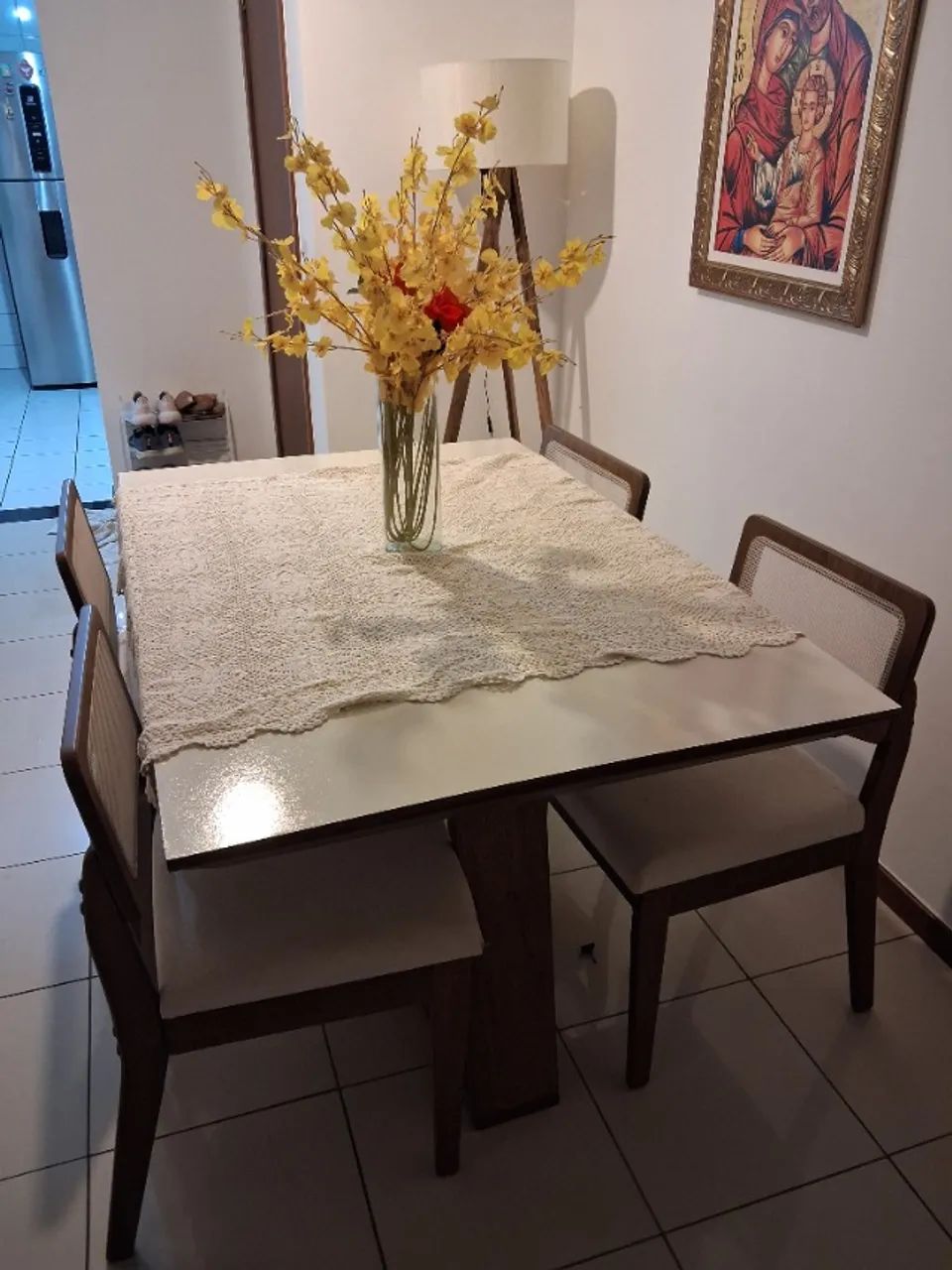 Jogo de mesa com 4 cadeiras seminova - Foto 3