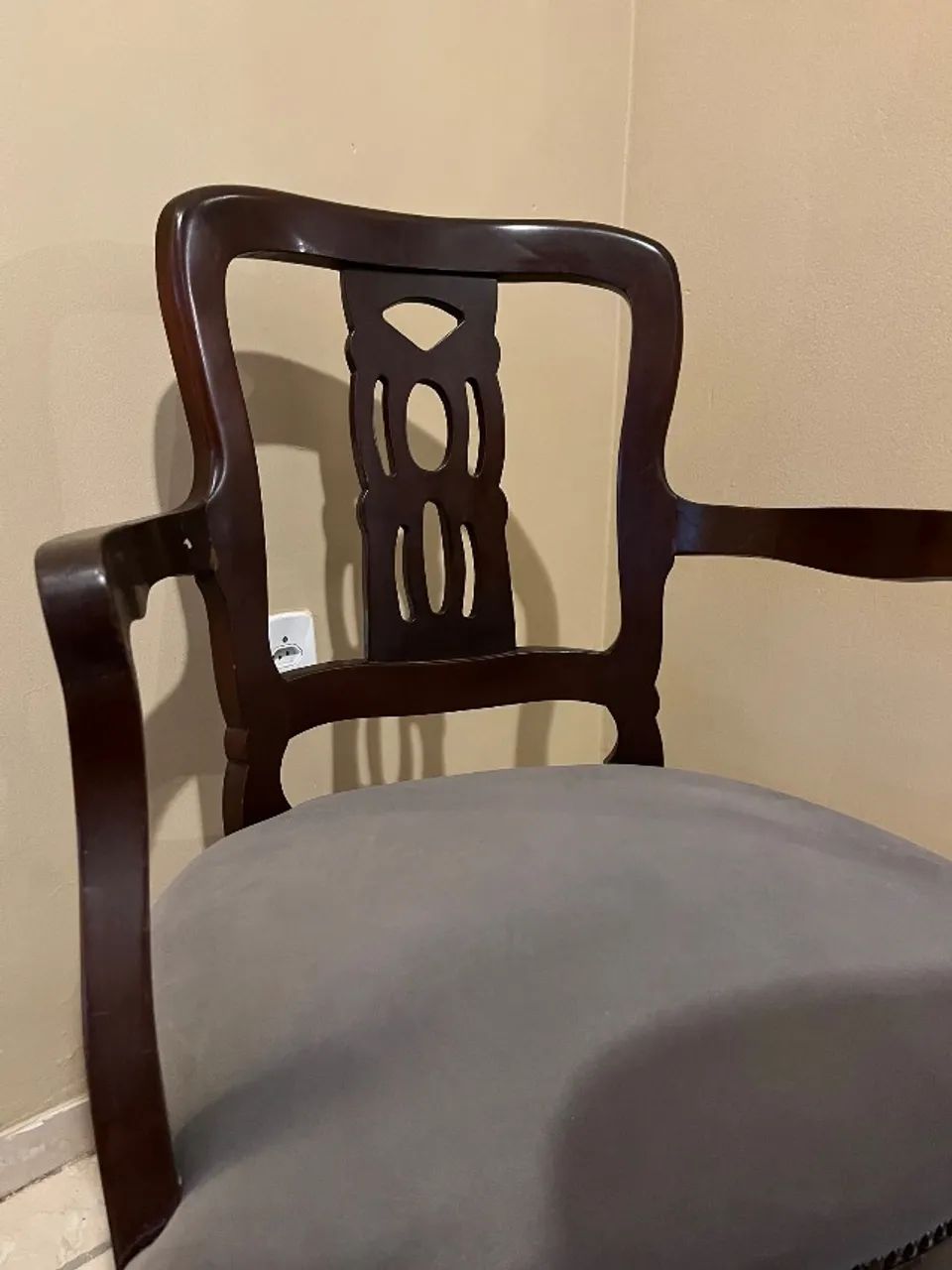 Conjunto com 2 poltronas de madeira e puff estofado - Foto 5