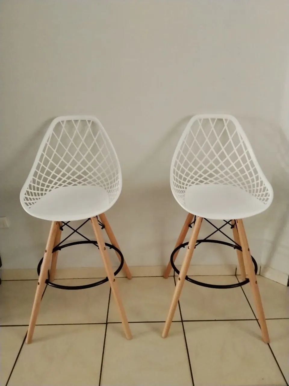 Vendo 4 banquetas Kaila branca.