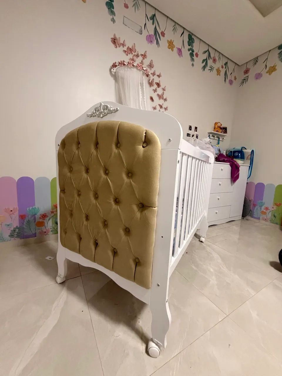 Berço Provençal Branco com Capitonê + Colchão Novo - Nunca Usado