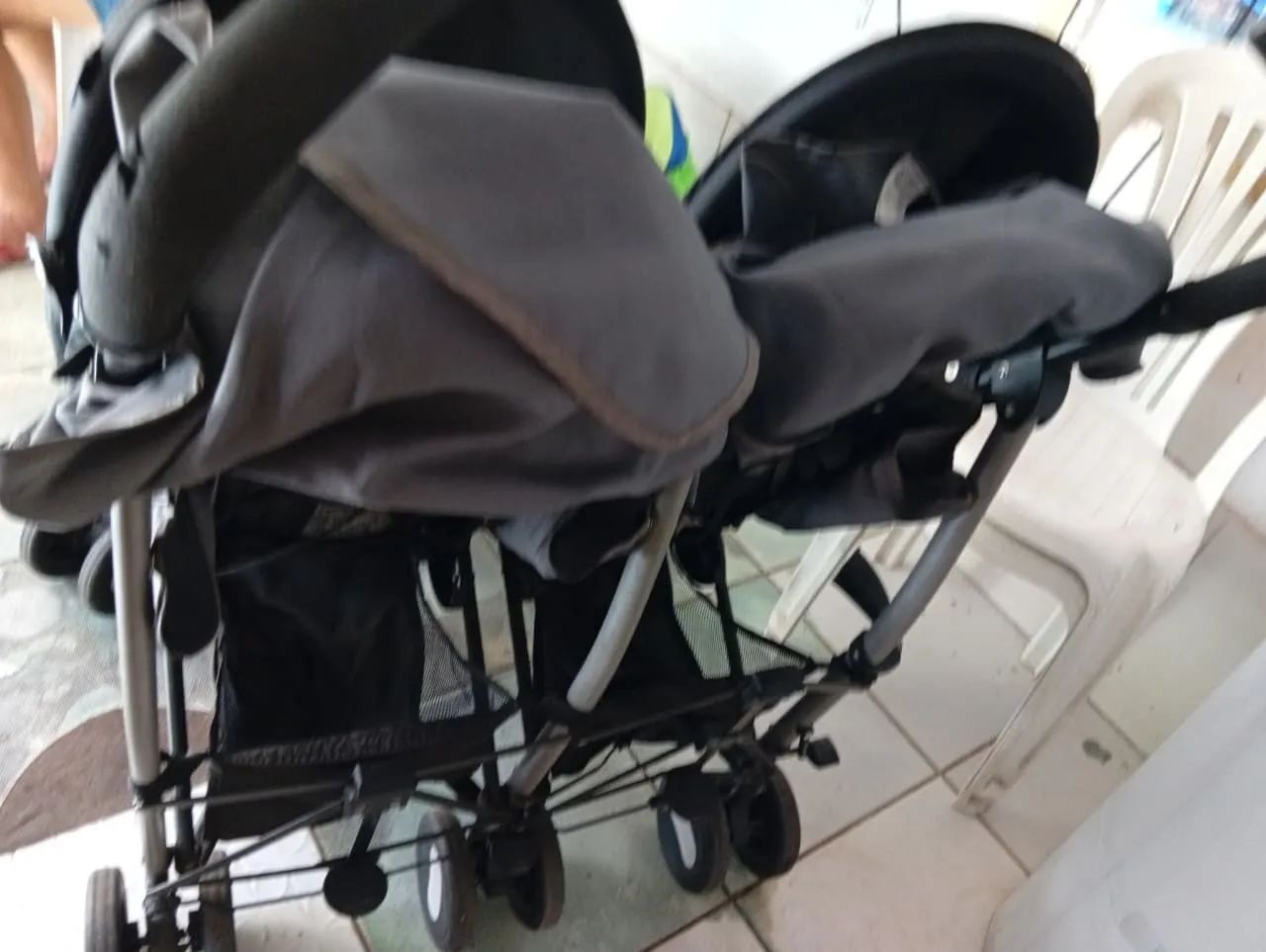 Carrinho de bebê gêmeos  - Foto 2