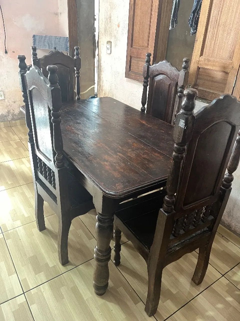 MESA E CADEIRAS MADEIRA MACIÇA 