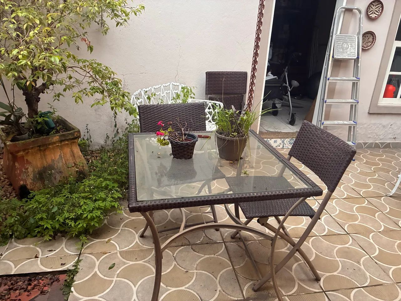 Mesa de ferro com 4 cadeiras de jardim. - Foto 3