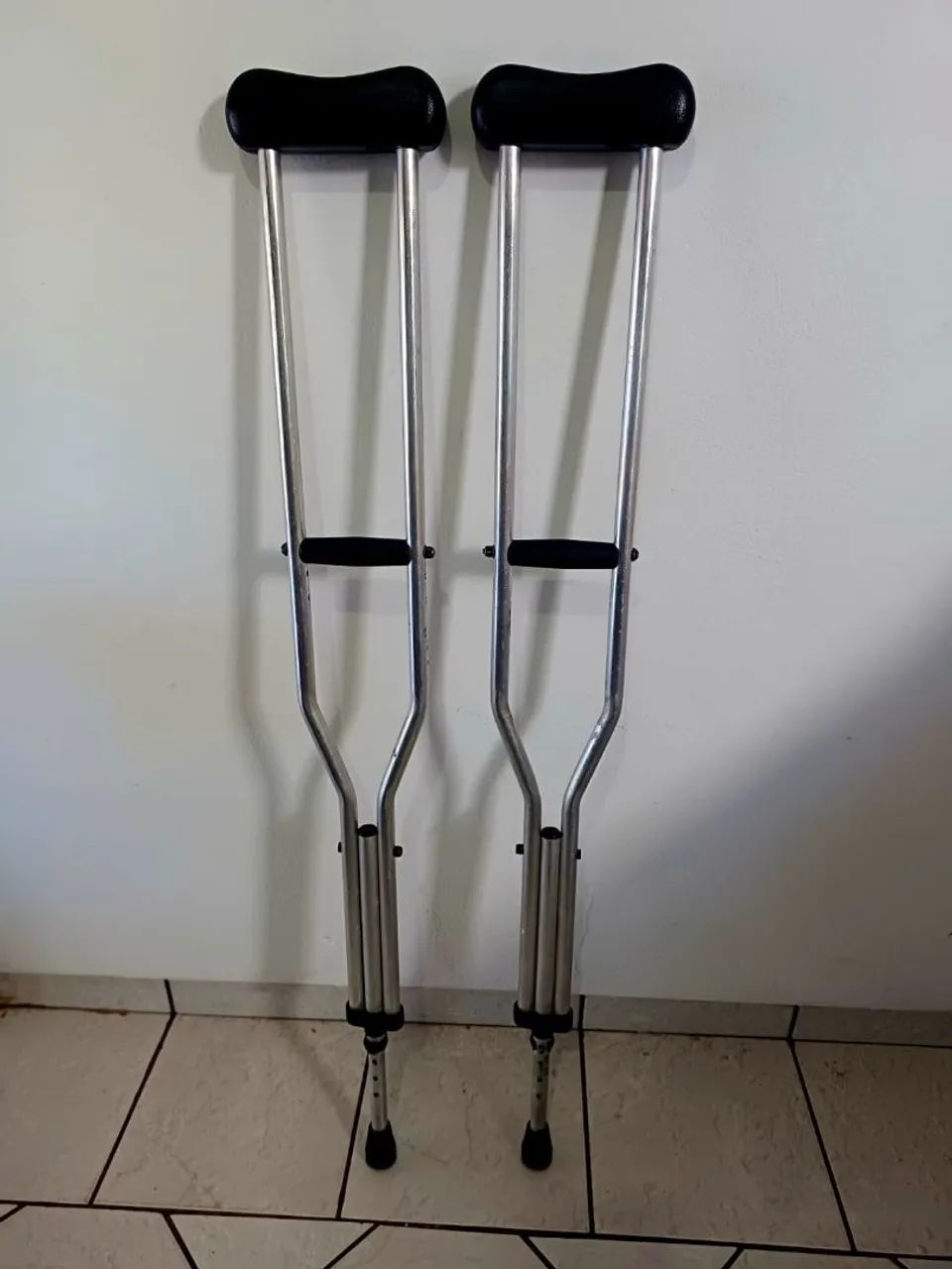 Muleta de alumínio Semi Nova