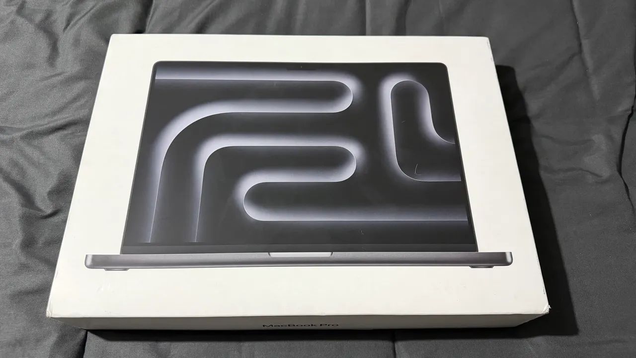 MacBook M5 Pro 18-core CPU 20-core GPU 24GB RAM 1TB SSD Space Black 