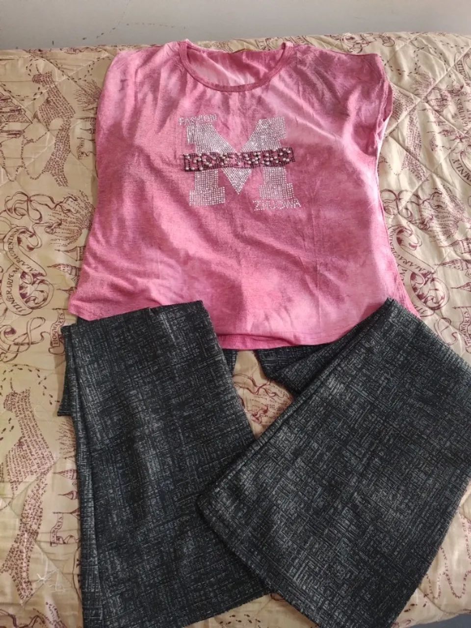 conjunto de roupa feminina (blusa e calça)