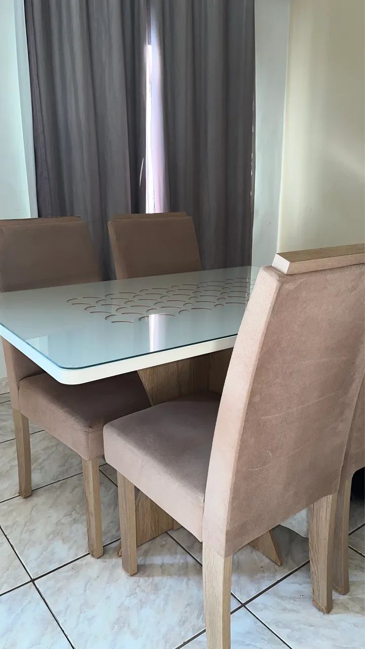 Mesa com tampo de vidro com quatro cadeiras  - Foto 3