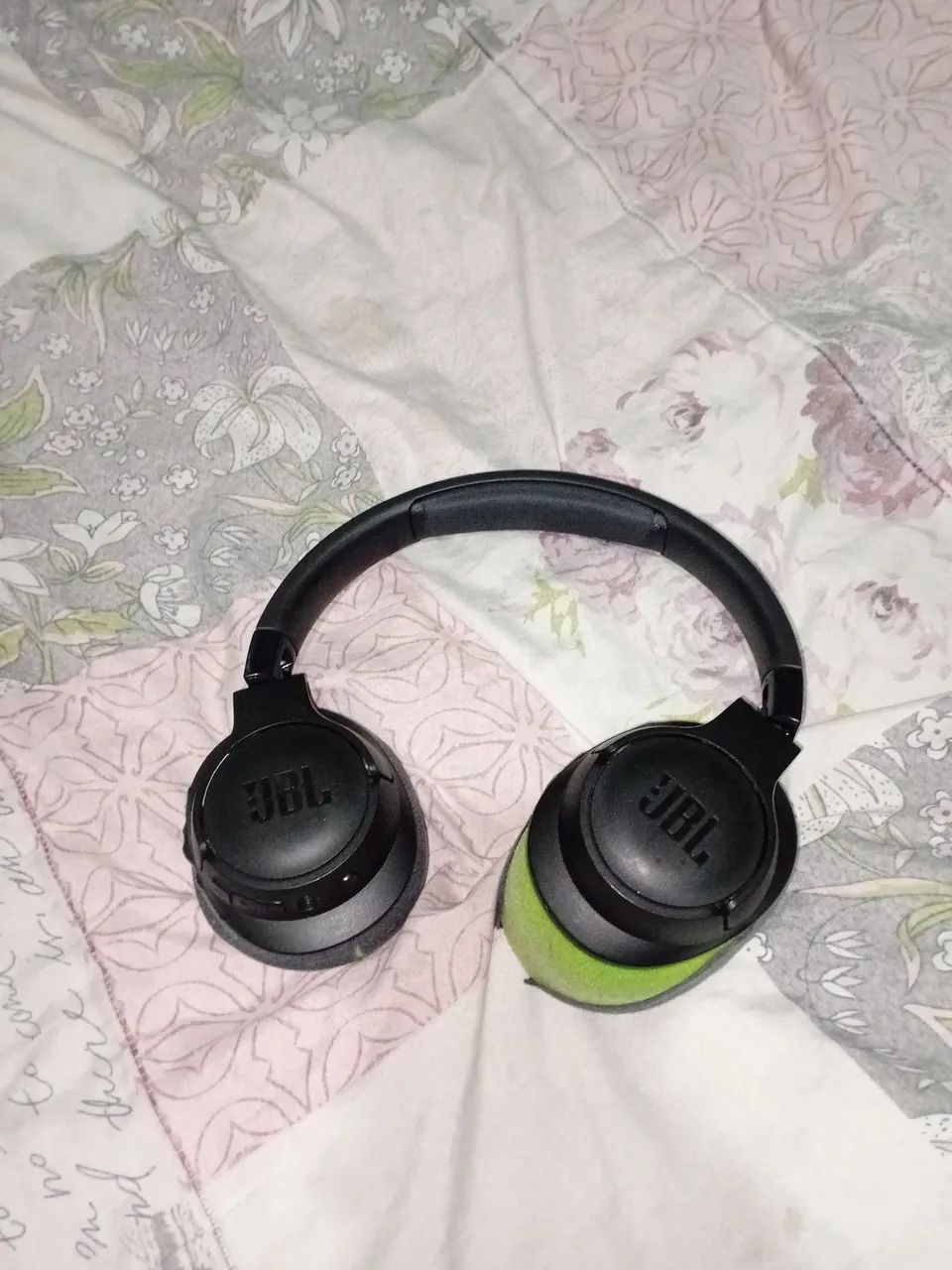Fone Bluetooth JBL Tune 720BT usado funcionando espuma saindo 