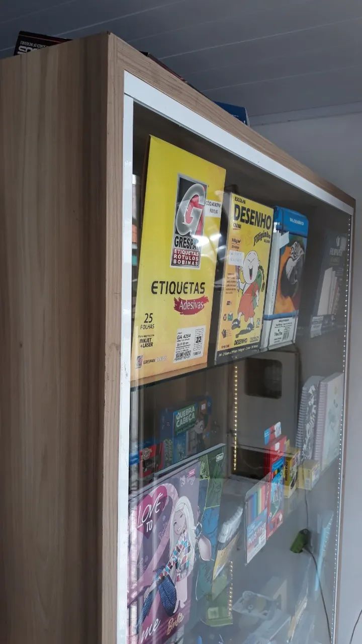 Vitrine em madeira e vidro