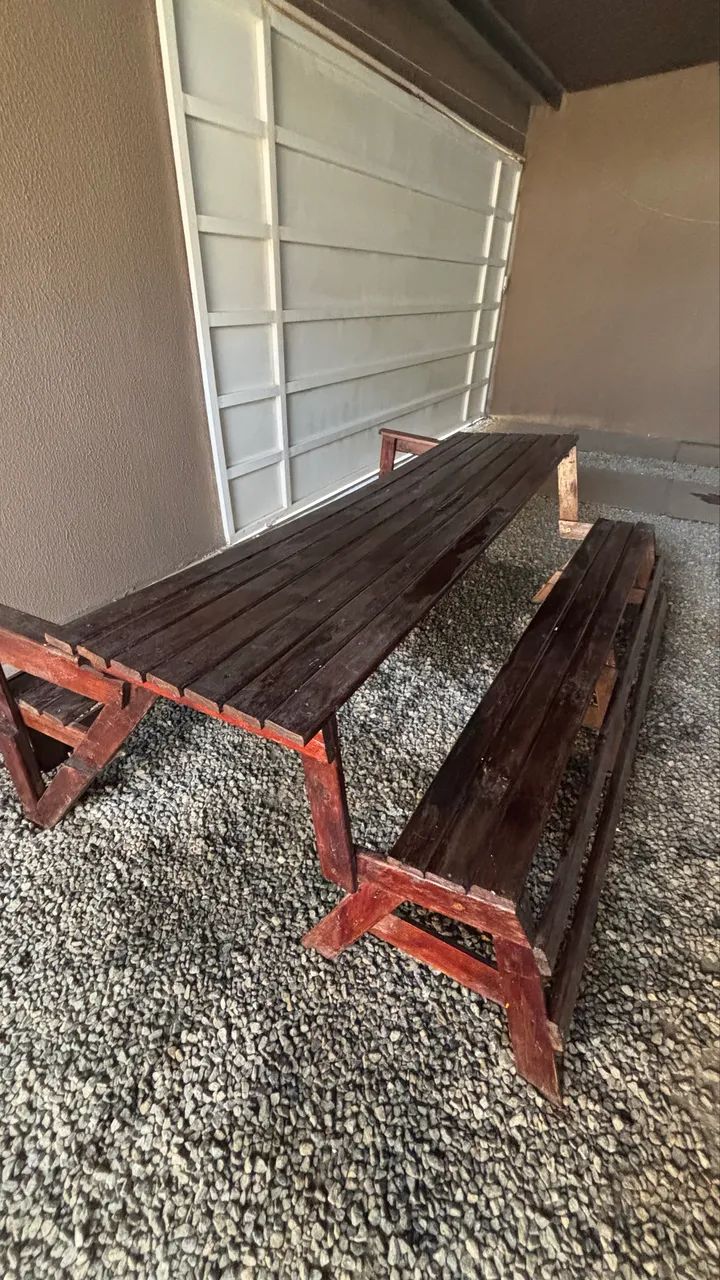 Mesa de madeira com bancos 