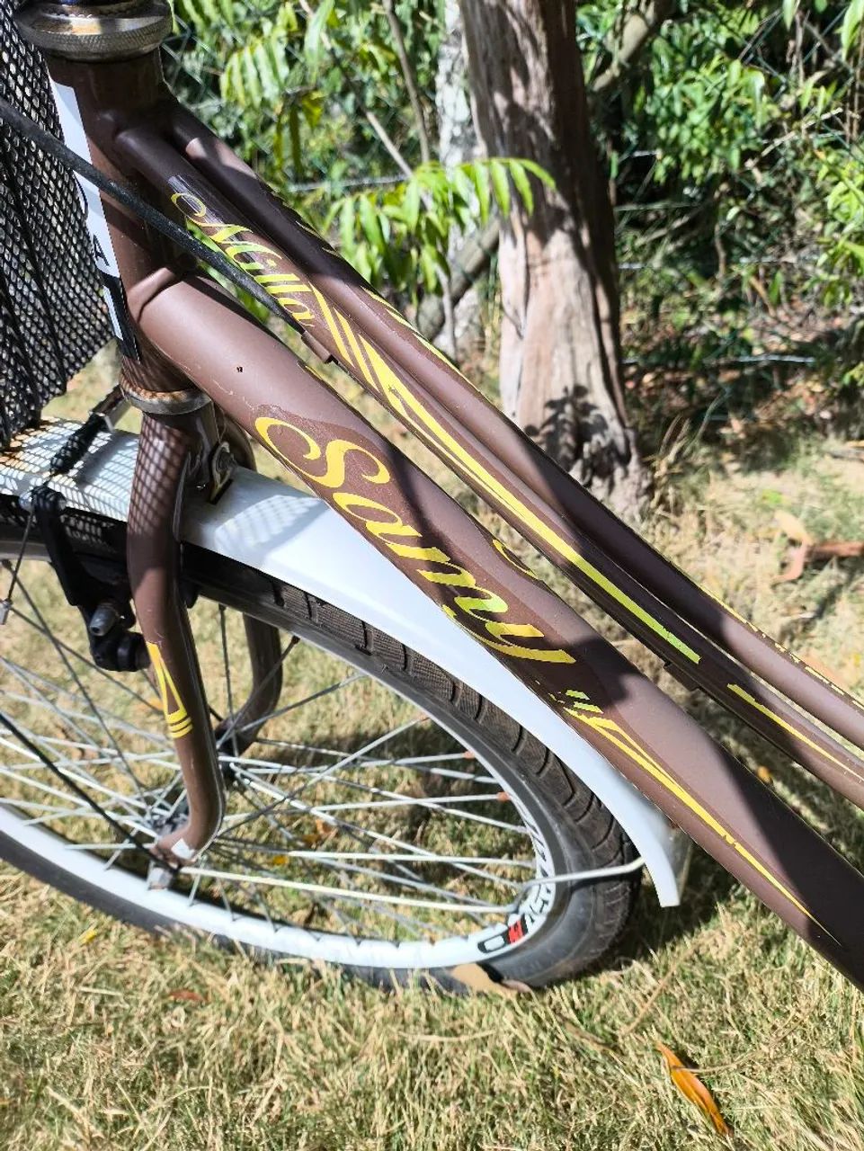Bicicleta de Passei Retrô Marrom e Branca com cestinha + cadeado  - Foto 2