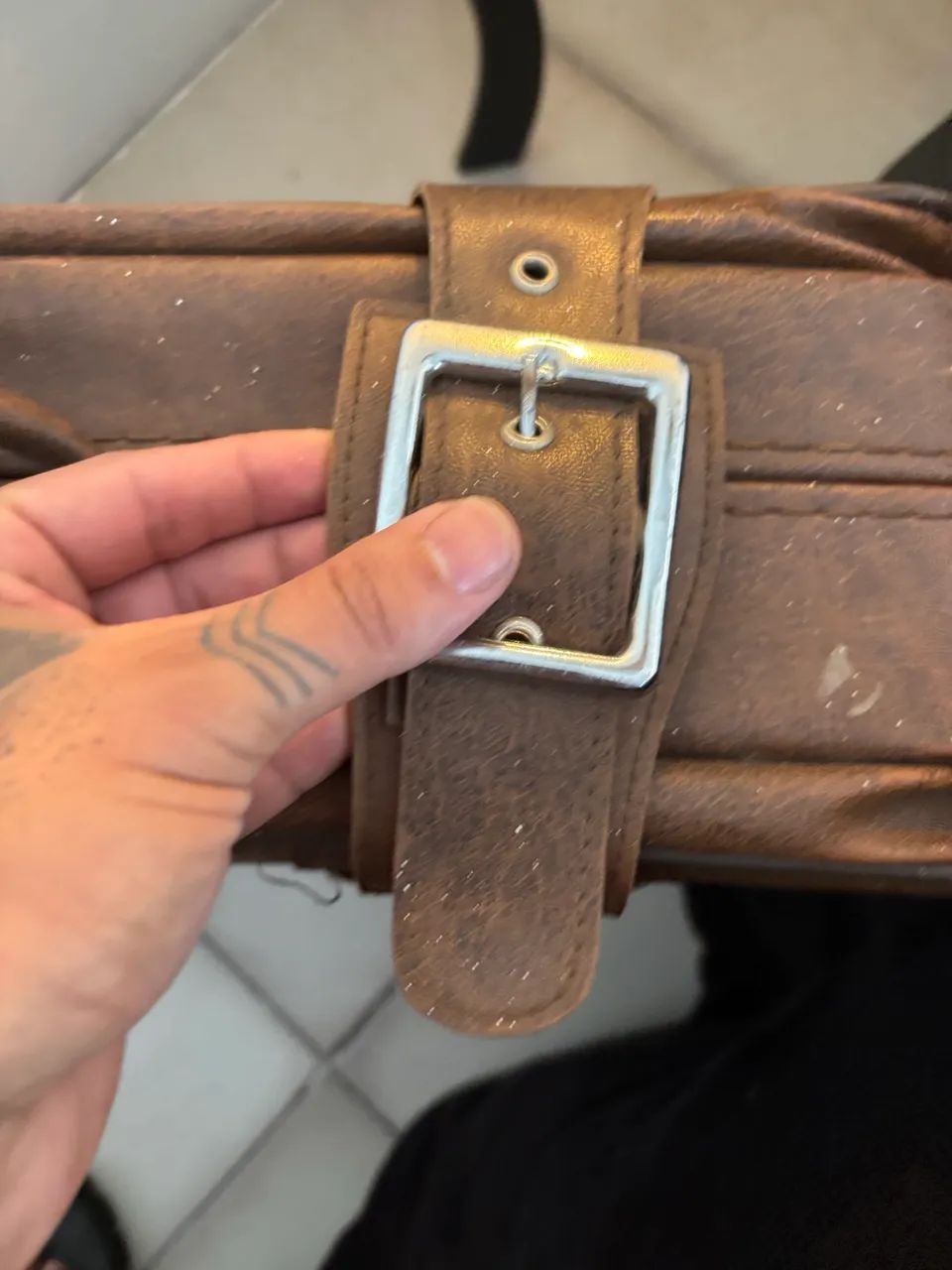 mala de mão ika vintage marrom - Foto 3