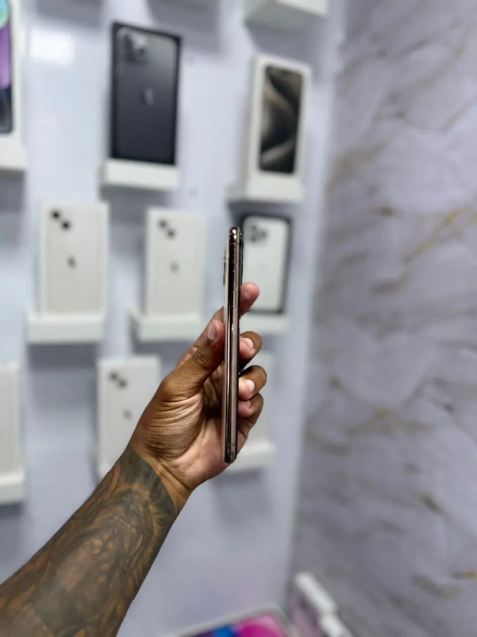IPHONE 11 PRO MAX 64GB GOLD<br>R$ 1.550,00 - Foto 3