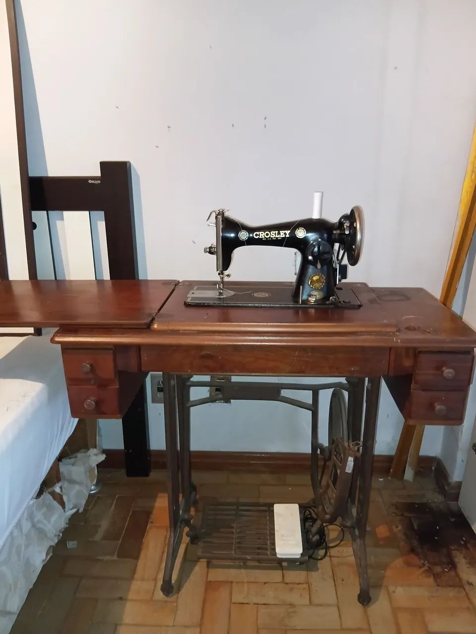 Máquina de costura antiga. - Foto 3