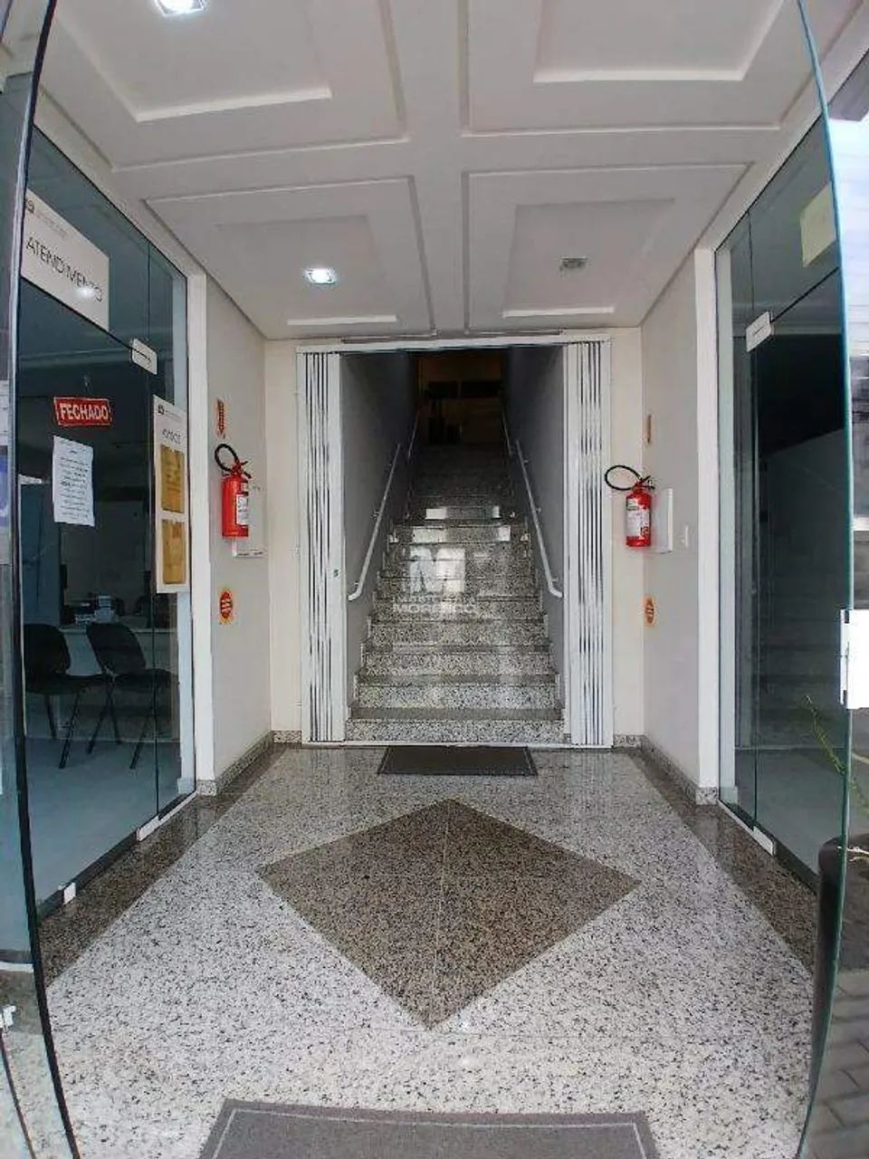 Sala comercial no andar superior no Centro de Brusque! - Foto 2