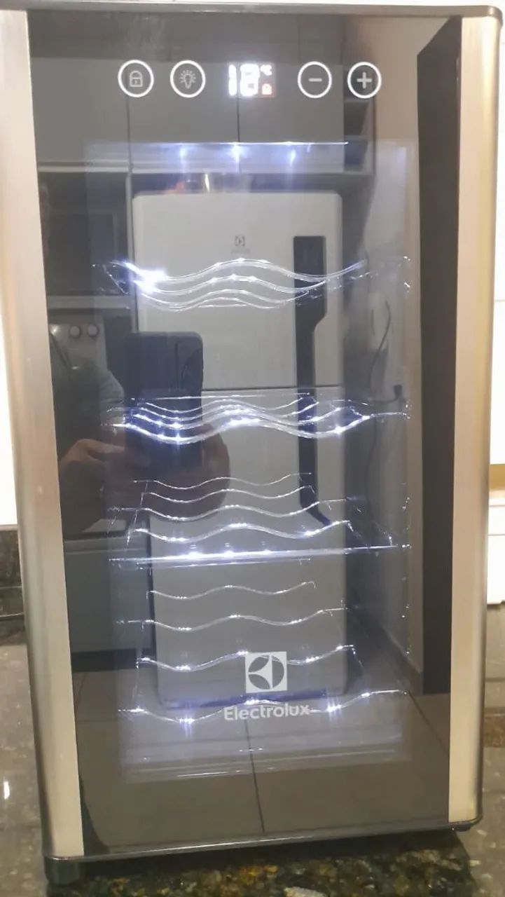 Adega de vinho Electrolux nova sem uso 