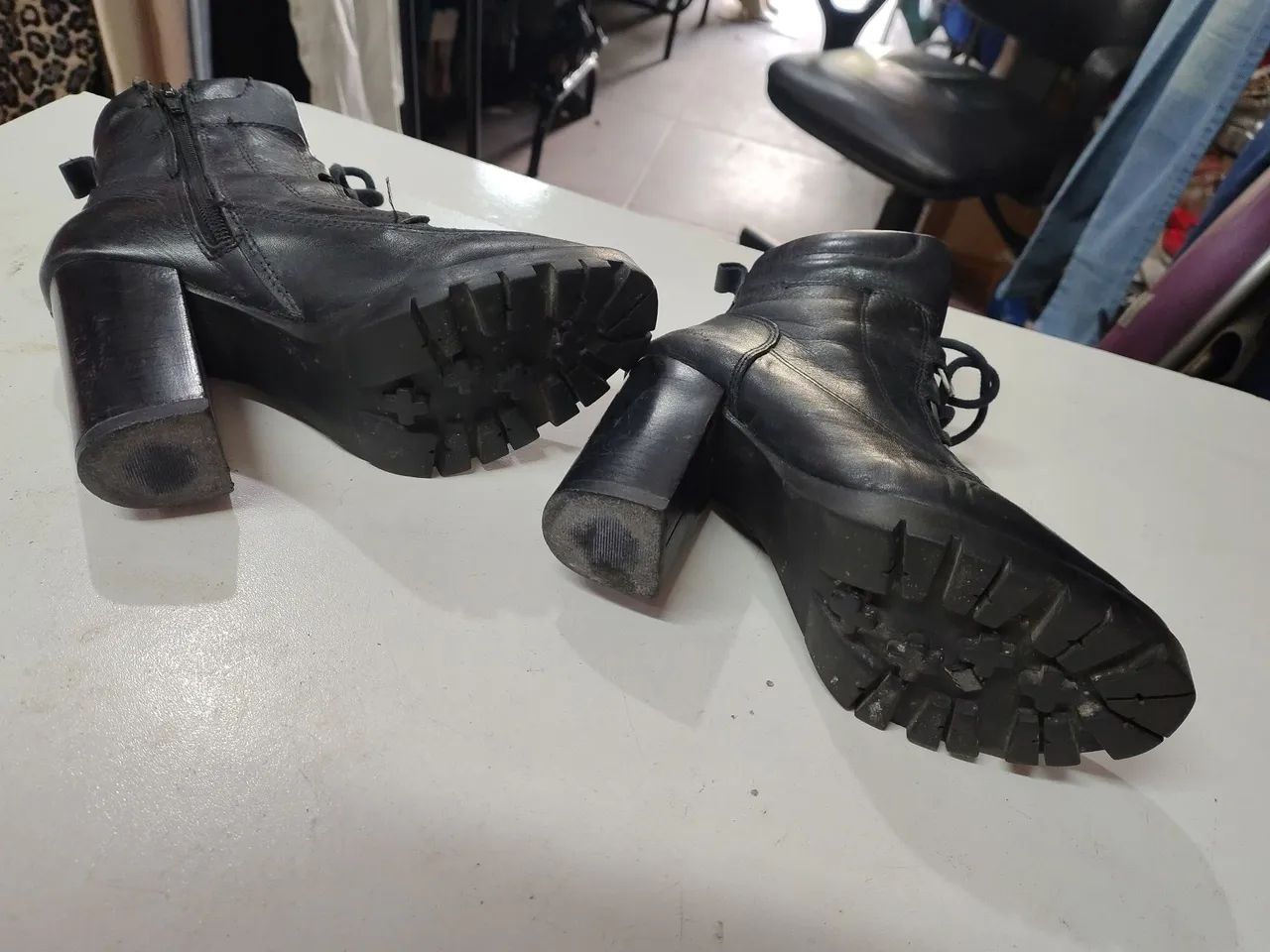 Bota de couro da marca prego n34 com zíper lateral e cadarço  - Foto 4