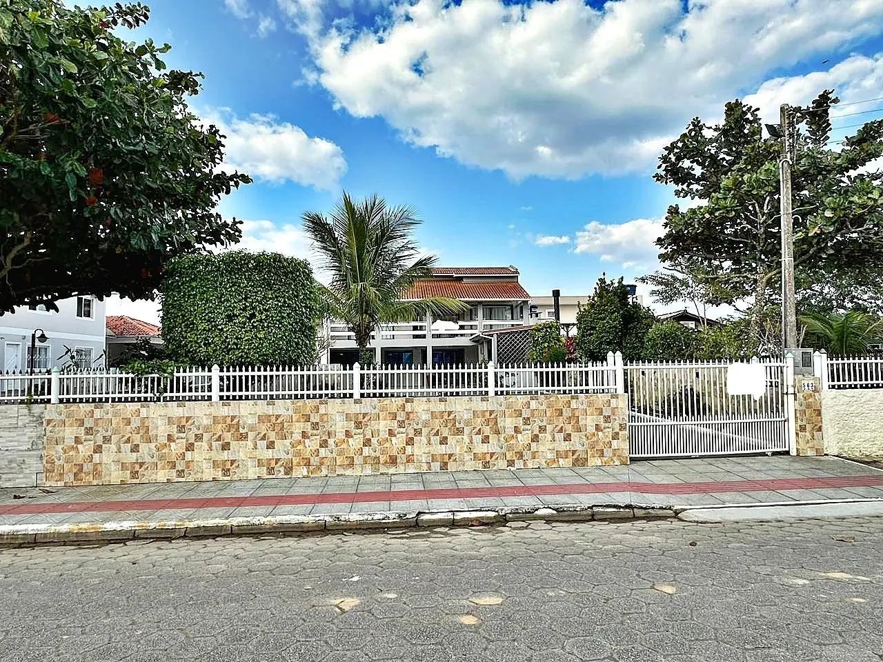 Casa com 4 suítes, 300 metros do mar, Praia do Sonho, Palhoça/SC