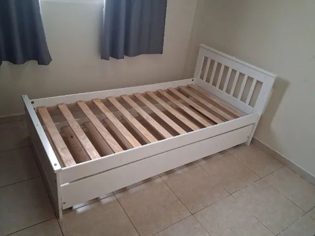 Cama de solteiro + Cama auxiliar + Grade de proteção.