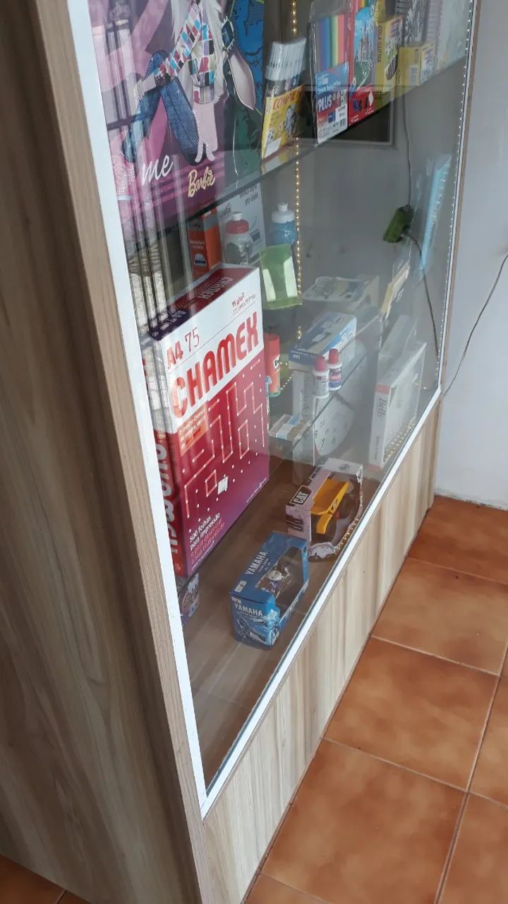 Vitrine em madeira e vidro - Foto 2
