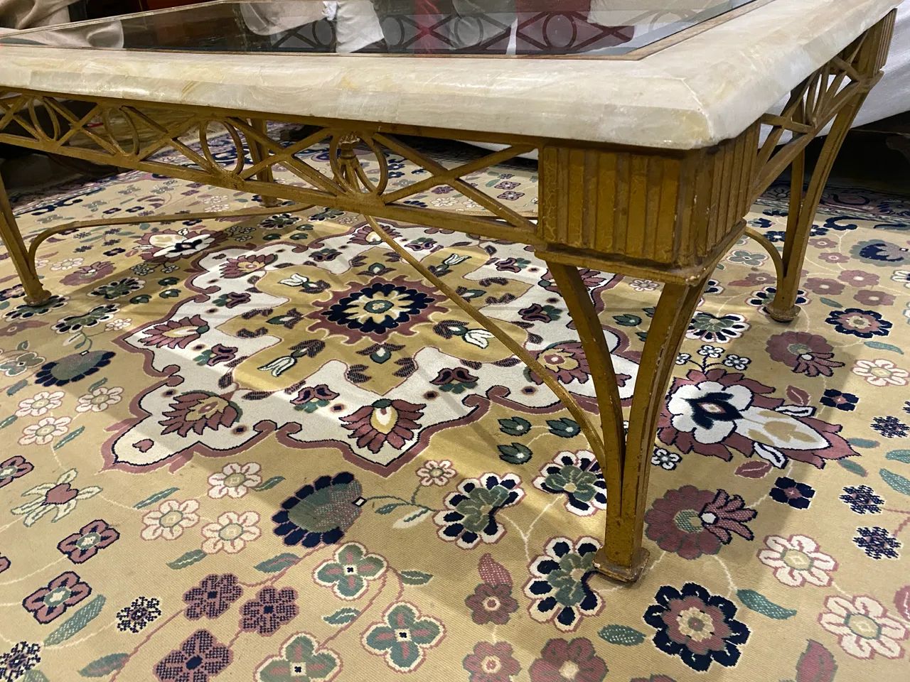 Mesa de Centro Dourada com Vidro e Metal Detalhado  - Foto 3