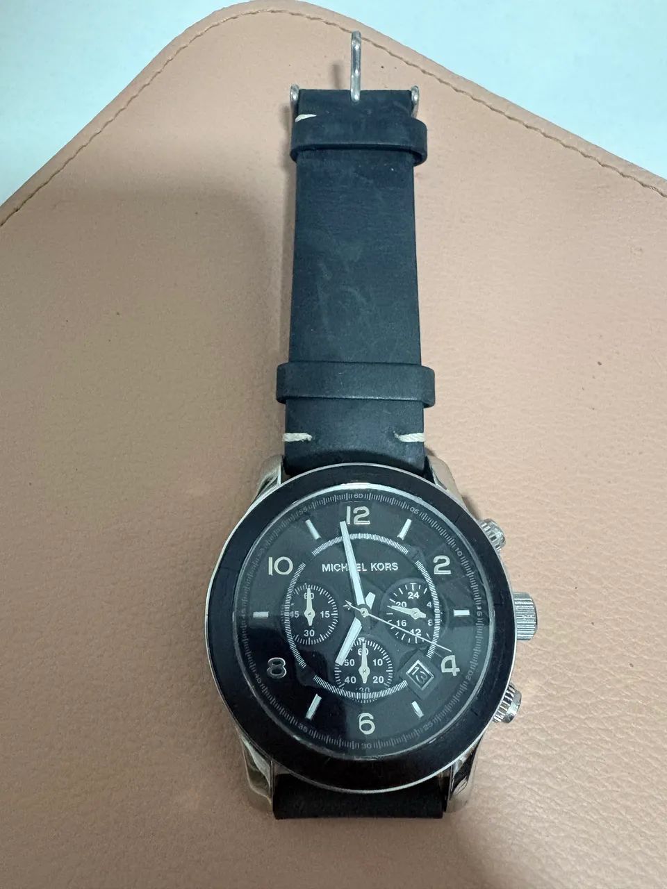 Relógio Michael Kors MK8107 com pulseira de couro preta