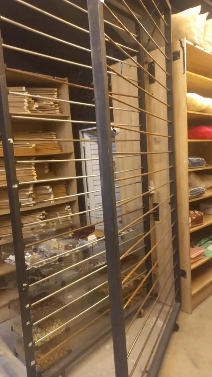 Conjunto de Estantes e Armários para Loja - Foto 3