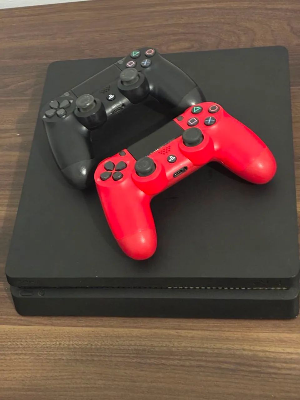 PS4 Slim + 2 Controles - Foto 2
