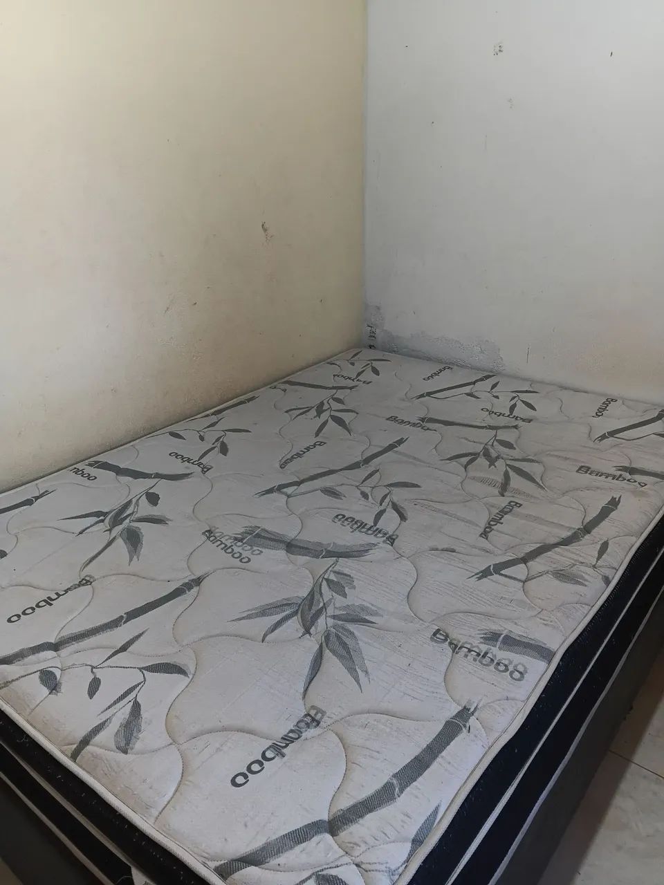 Vendo cama de casal box com colchão e a base valor R$:400,00
