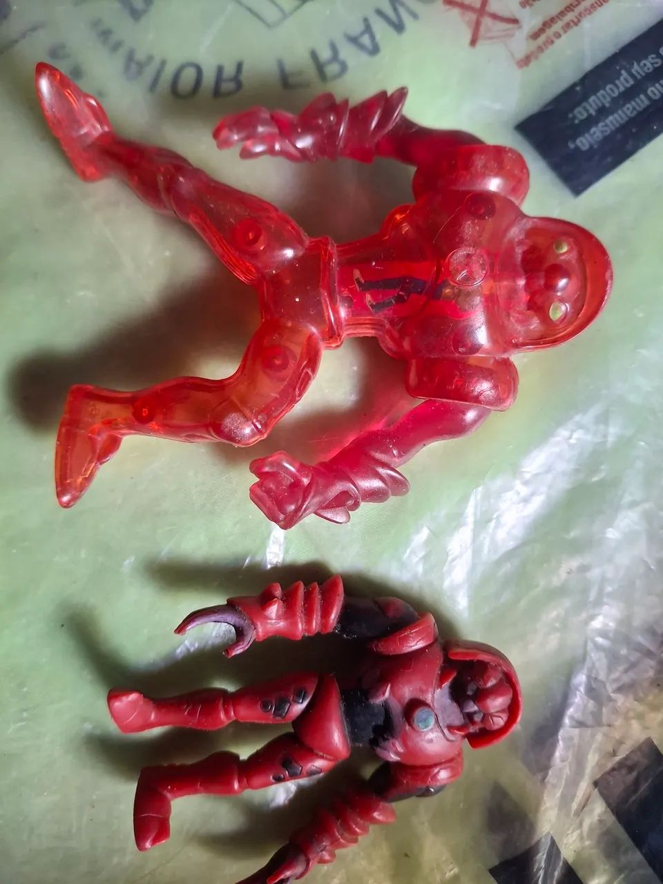 Bonecos BEN 10 em otimo estado(SOBERANO, 2 AMEAÇA AQUÁTICA e RATH) e alguns brindes - Foto 2
