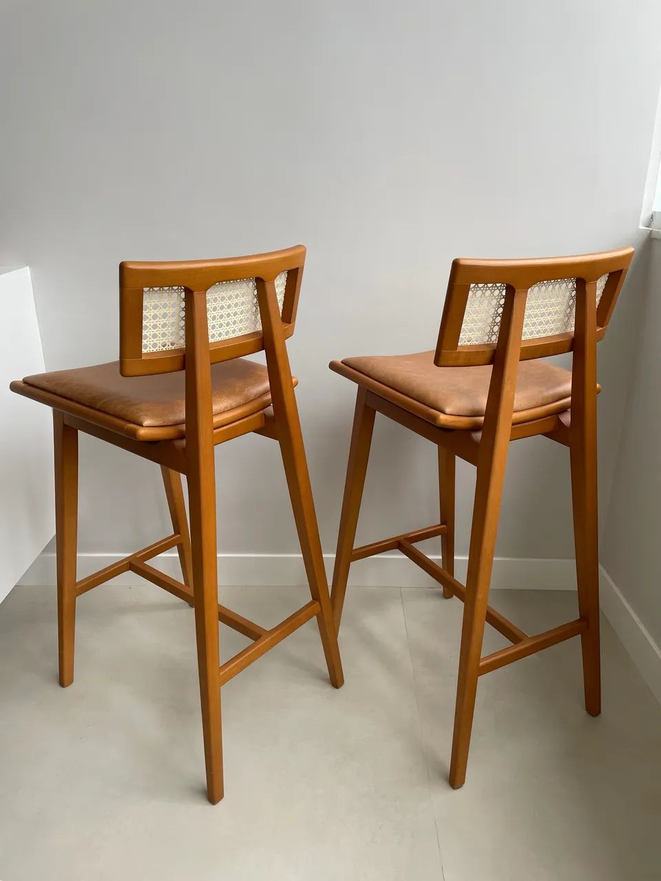 Banquetas de couro e palhinha Muui - Foto 2