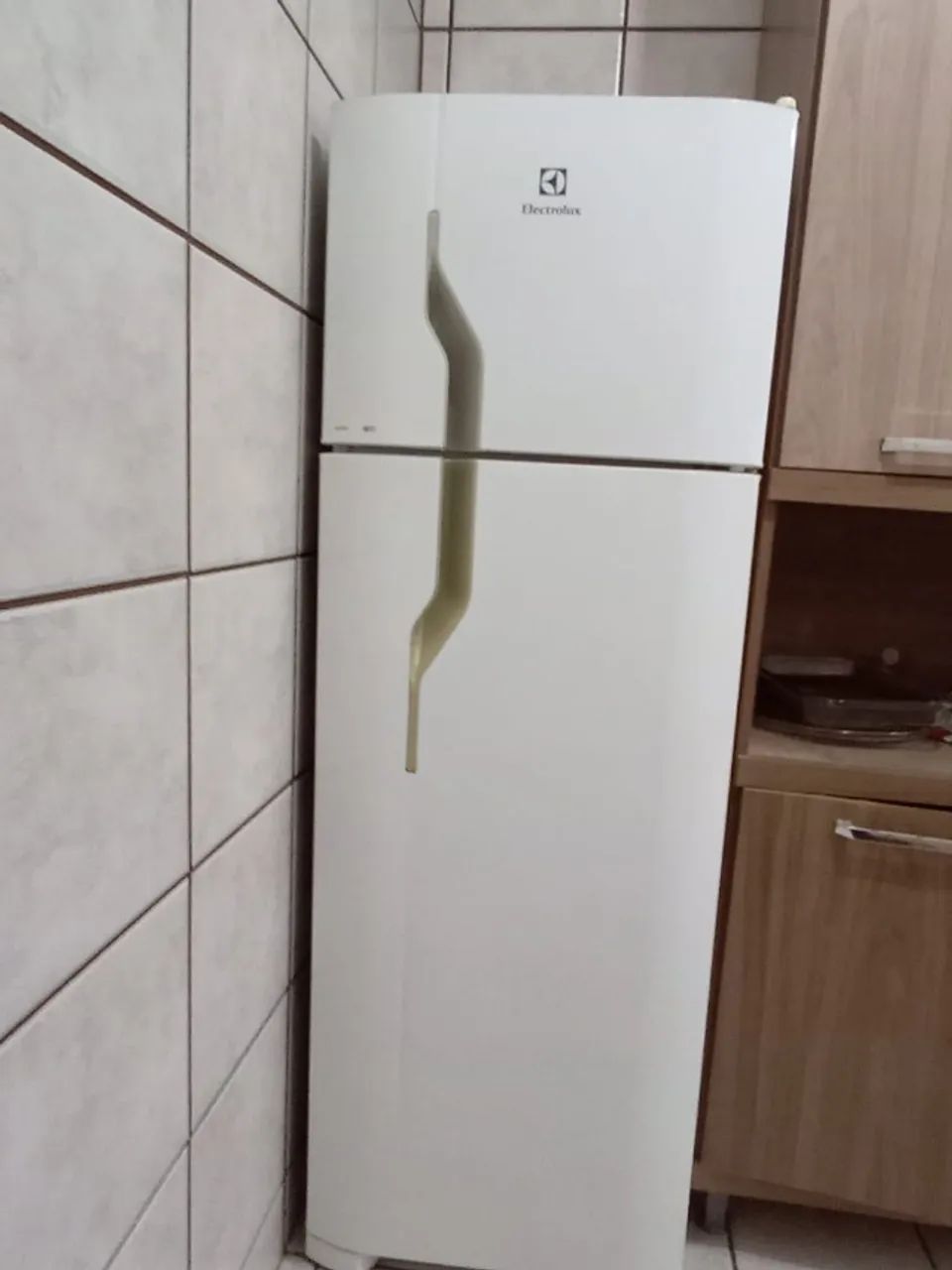 Geladeira Electrolux DC35A, duplex, com 260 litros de capacidade.