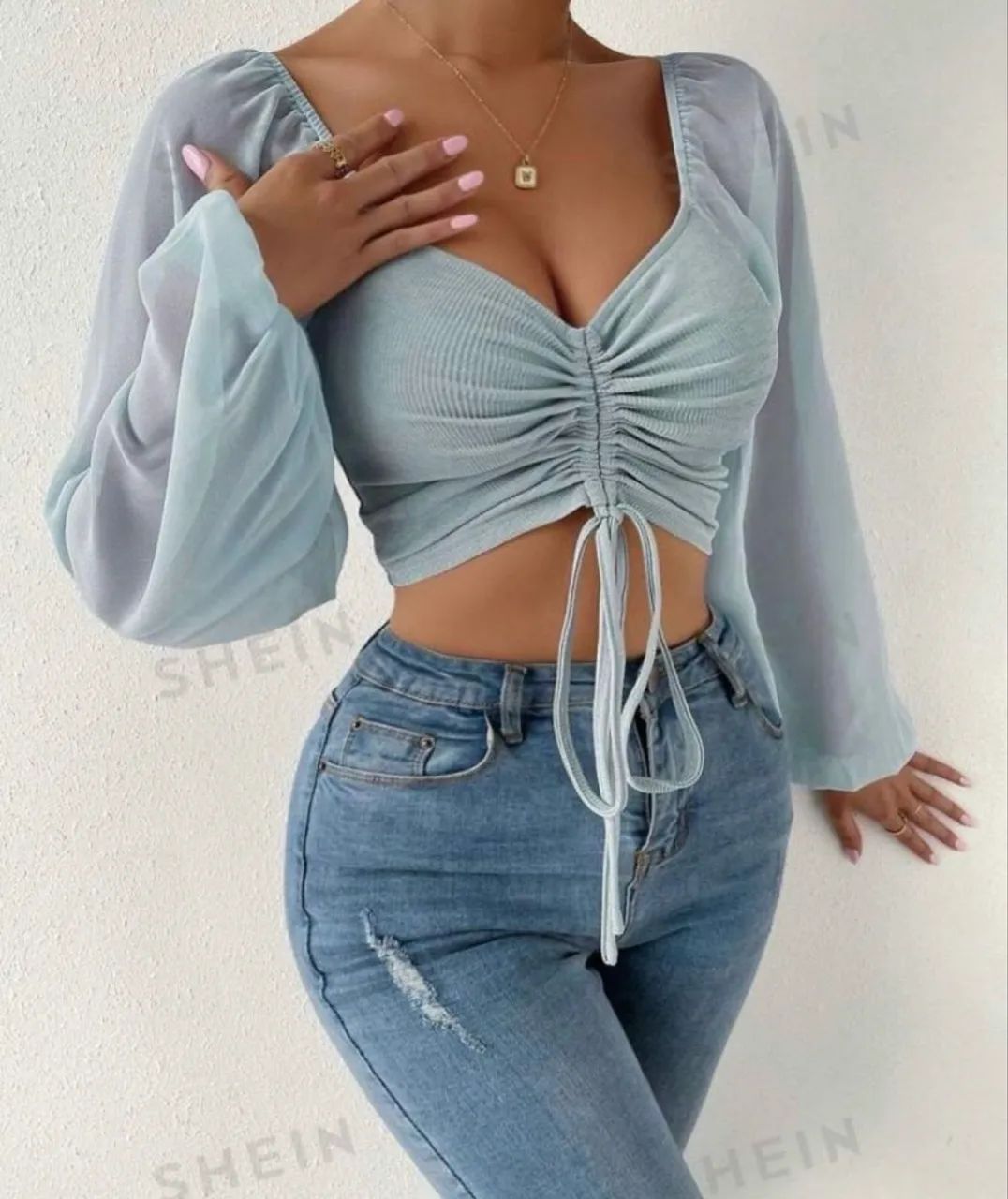 Blusa cropped mangas longas e bufantes