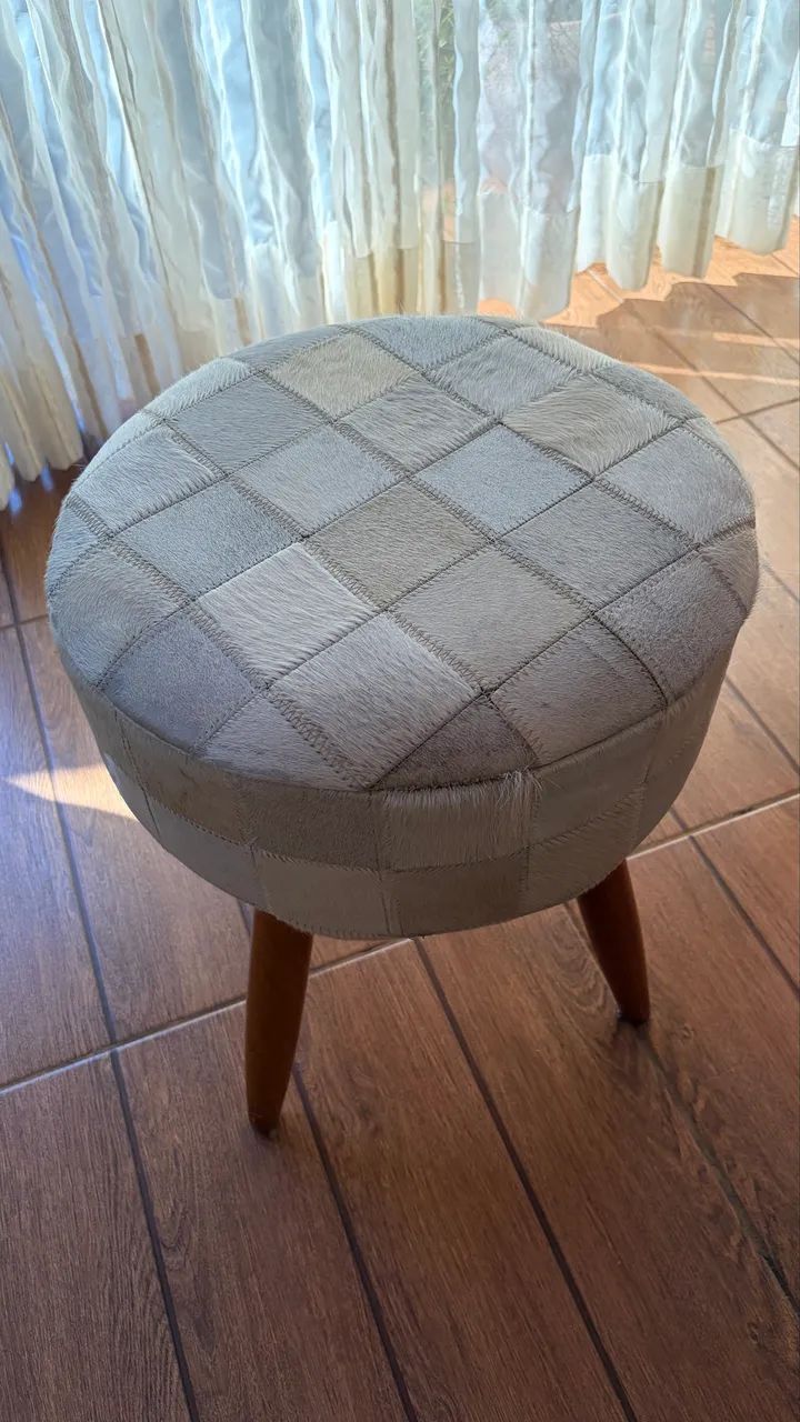 Banqueta de couro legítimo com pés de madeira  - Foto 3