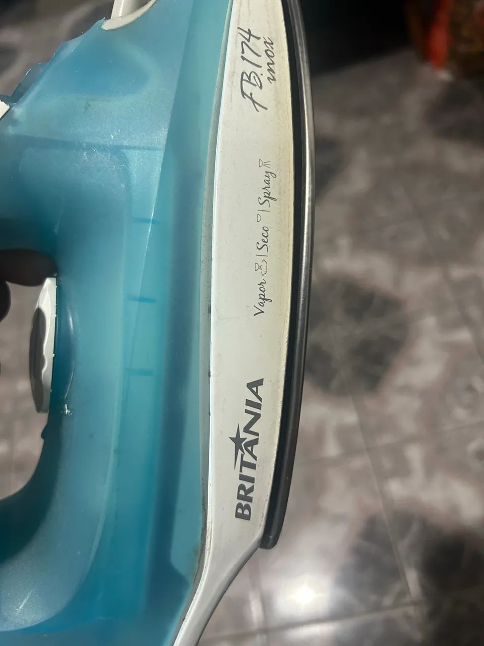 FERRO DE PASSAR ROUPA Á VAPOR