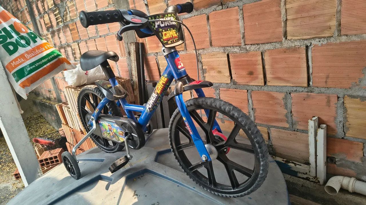 Bicicleta infantil e aparelho elíptico 