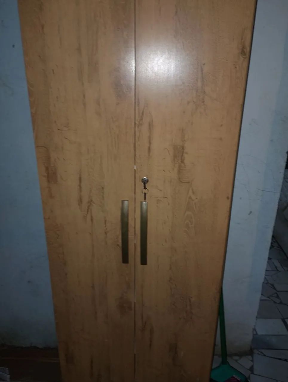 Vendedor um guarda roupa de solteiro 