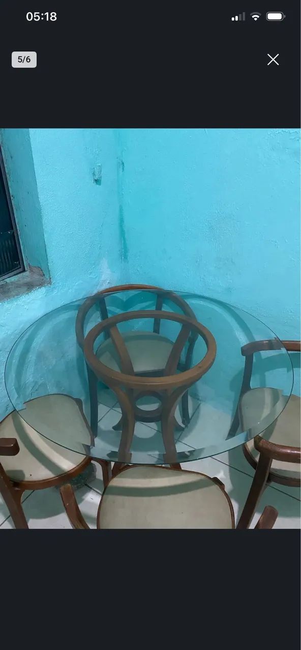 Mesa com quatro cadeira 