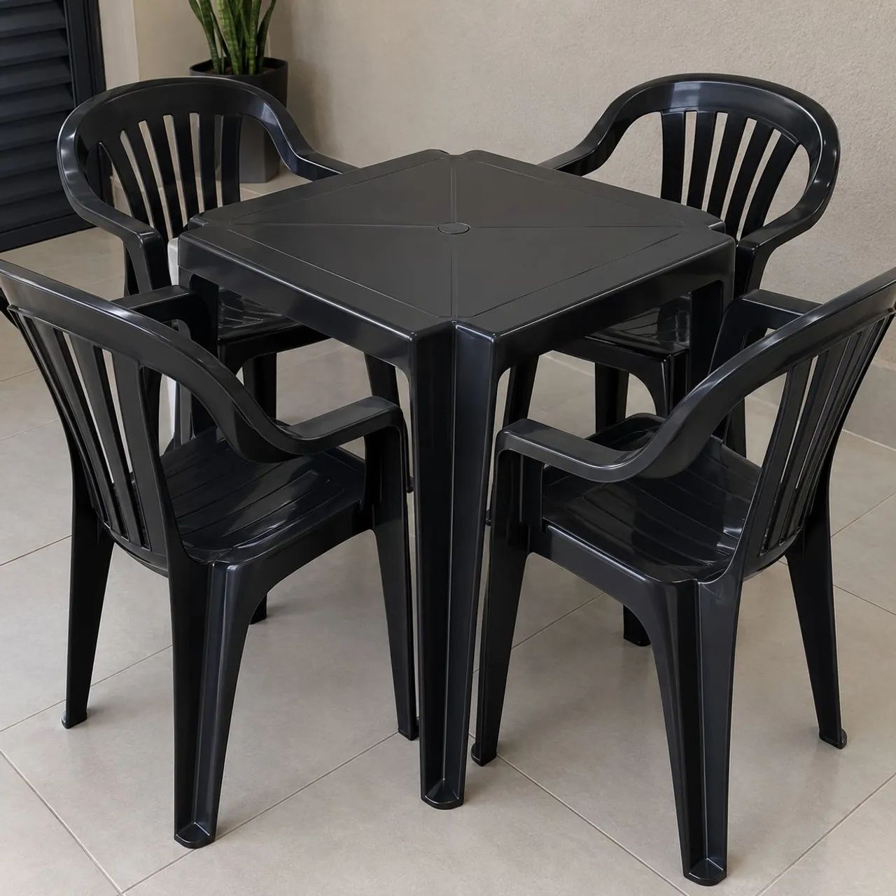 Mesa de plástico com 4 cadeiras 
