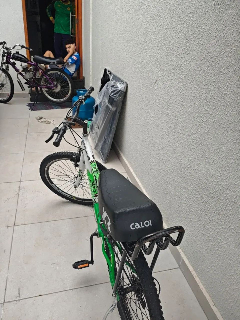 Bicicleta aro 24 montadinha verde e branca - Foto 3