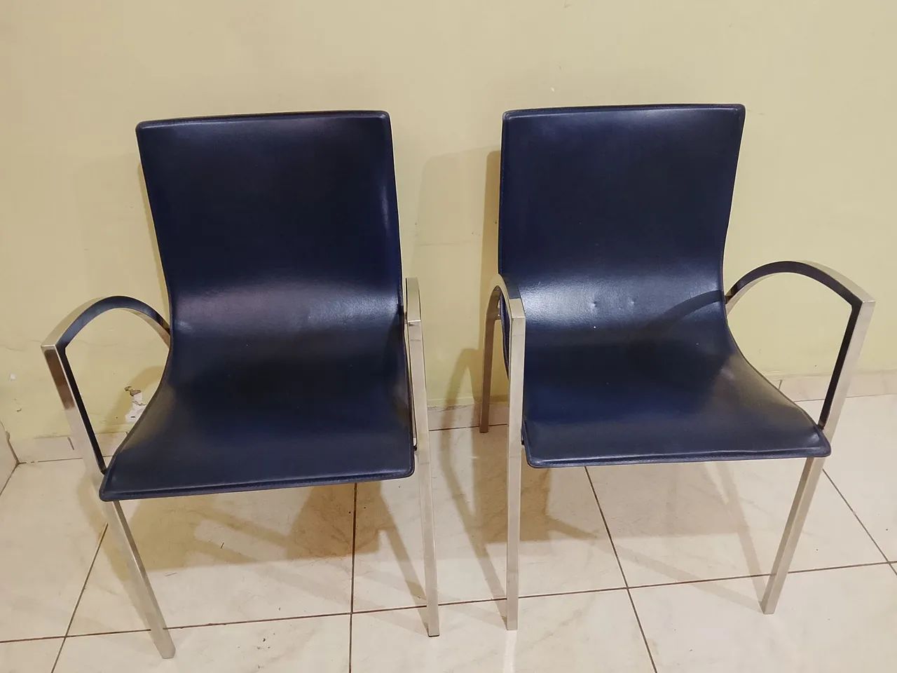 Cadeira cromada com assento de couro legítimo 