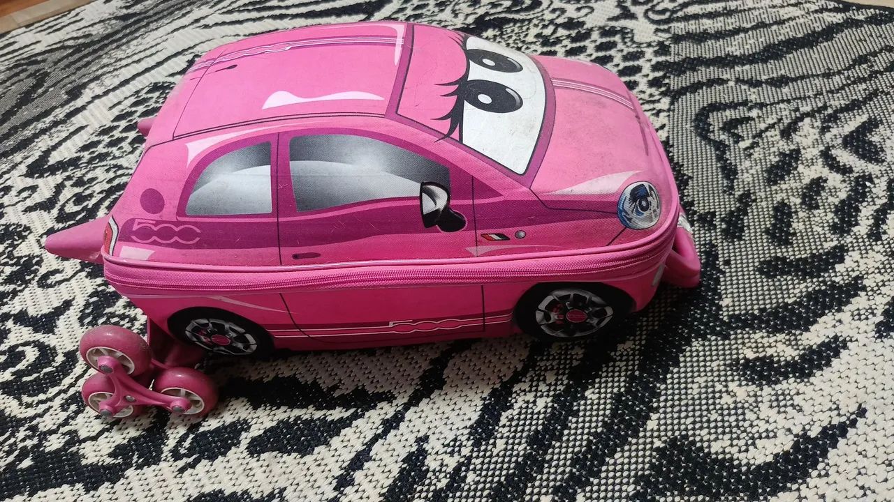 Mala infantil formato de carro 
