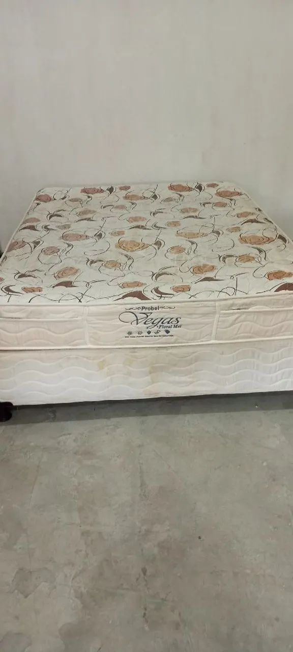 Vendo cama box casal de molas 